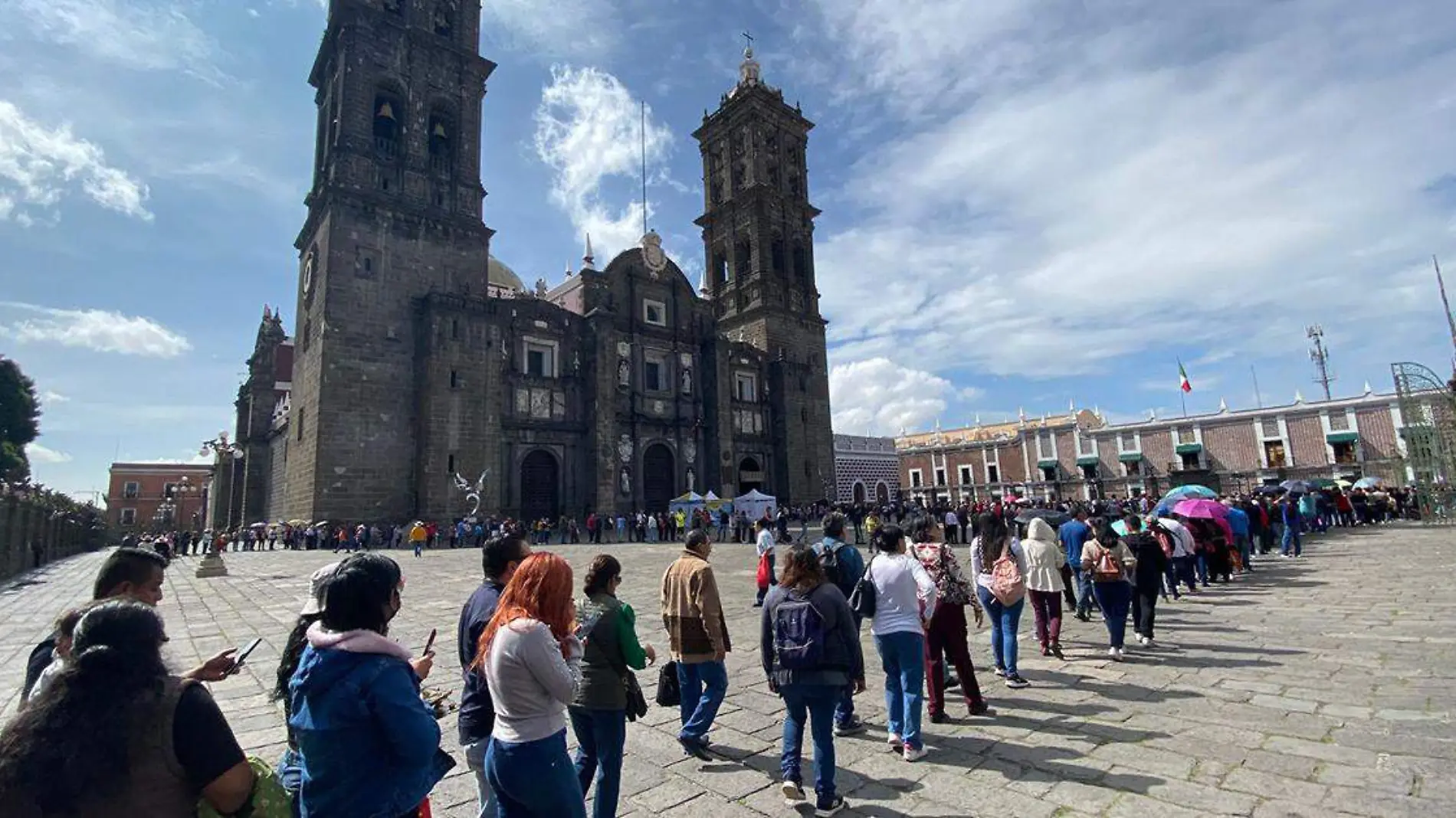 Cientos de personas abarrotaron las calles aledañas a la catedral de Puebla para ver la reliquia de San Judas Tadeo